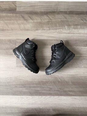 Nike Black Manoa Boot size 10.5c